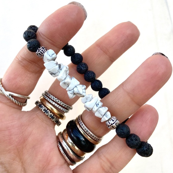 π΄ Genuine howlite & lava rock bead bracelet - Picture 4 of 12